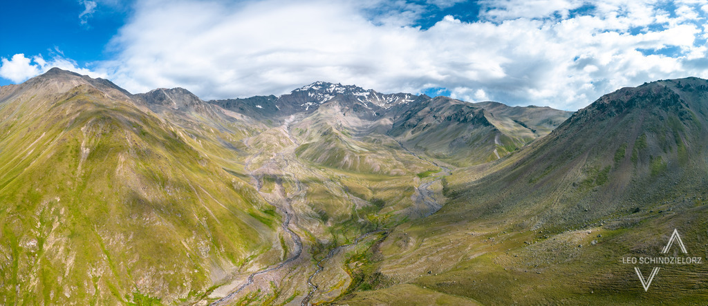 Fotografie_Leo_Schindzielorz_GEO_Sommer_Kazbegi_20230821_DJI_0070-Pano_org | Atmosphärische Landschaftsbilder & Drohnenaufnahmen aus dem Allgäu, Tirol, Südtirol & der Schweiz – ideal für Leinwanddrucke & zur stilvollen Raumgestaltung. - Realisiert mit Pictrs.com