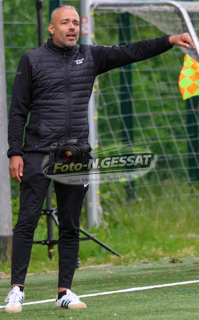 SC Bünde - TuS Tengern | Auf dem Bild zu sehen: SC Bünde Trainer: Mohammed Ali Ben Aziza SC Bünde, TuS Tengern, Saison 25/26, Bezirksliga, Hunnebrock, Deutschland - Realisiert mit Pictrs.com