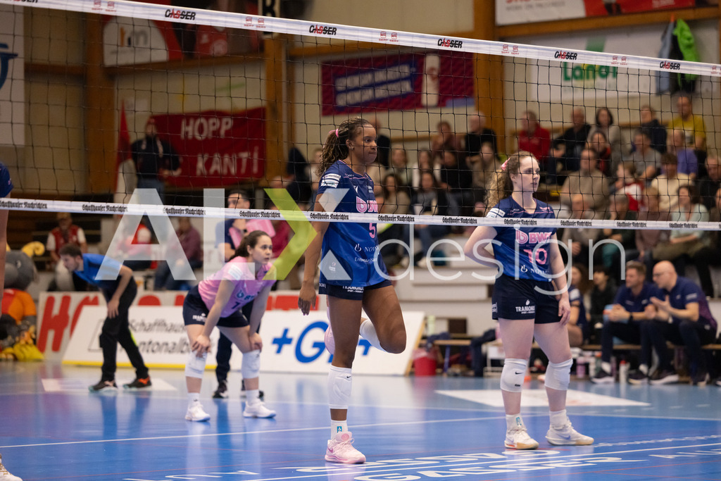 Volleyball I Frauen I Saison 2025-2026 I Volleyball NLA | Women I 1/2 Finals I  VC Kanti Schaffhausen - Sm'Aesch Pfeffingen I 18.03.2026 | 5 Brianna Green (USA) (Sm'Aesch Pfeffingen) – Mittelblock - Realisiert mit Pictrs.com