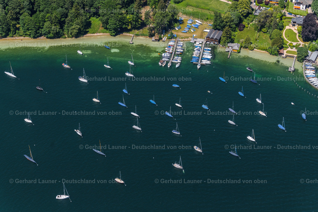 4031331 | PöCKING 12.06.2020 Yachtclub und Yachthafen mit Sportboot- Anlegestellen und Bootsliegeplätzen am Ufer des Starnberger Sees in Possenhofen im Bundesland Bayern, Deutschland. // Pleasure boat marina with docks and moorings on the shore area Possenhofen in Poecking in the state Bavaria, Germany. Foto: Gerhard Launer