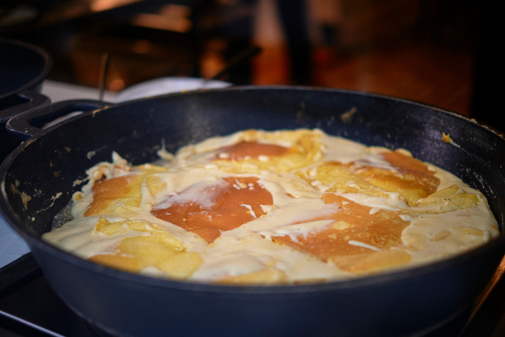 Kaiserschmarrenzubereitung in der Hofzuckerbäckerei Demel | Wien, Austria - November 22, 2021: K. u. K. Hofzuckerbäckerei Demel; Blick durch das Schaufenster auf die Zubereitung eines Kaiserschmarrens während dem Lockdown. - Realisiert mit Pictrs.com