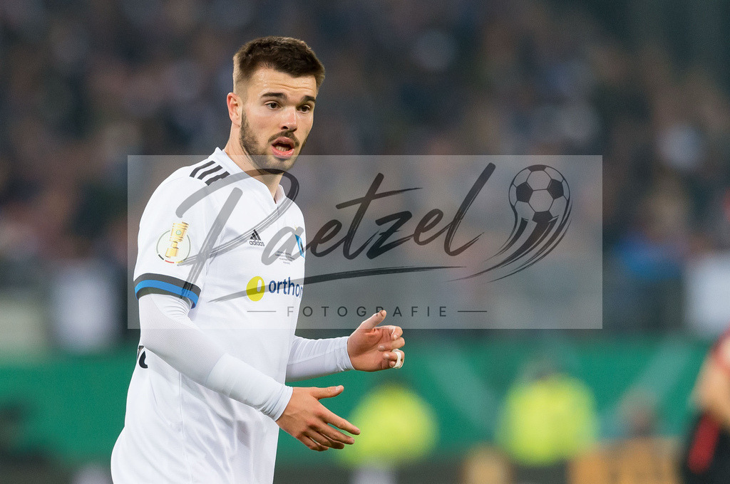 HSVSCF20220419_382 | Fussball, Herren: Mario Vuskovic (Hamburger SV) schaut beim DFB-Pokal-Halbfinalspiel zwischen Hamburger SV und SC Freiburg im Volksparkstadion am 19.04.2022 in Hamburg, Deutschland.DFB / DFL REGULATIONS PROHIBIT ANY USE OF PHOTOGRAPHS AS IMAGE SEQUENCES AND/OR QUASI-VIDEO. - Realisiert mit Pictrs.com