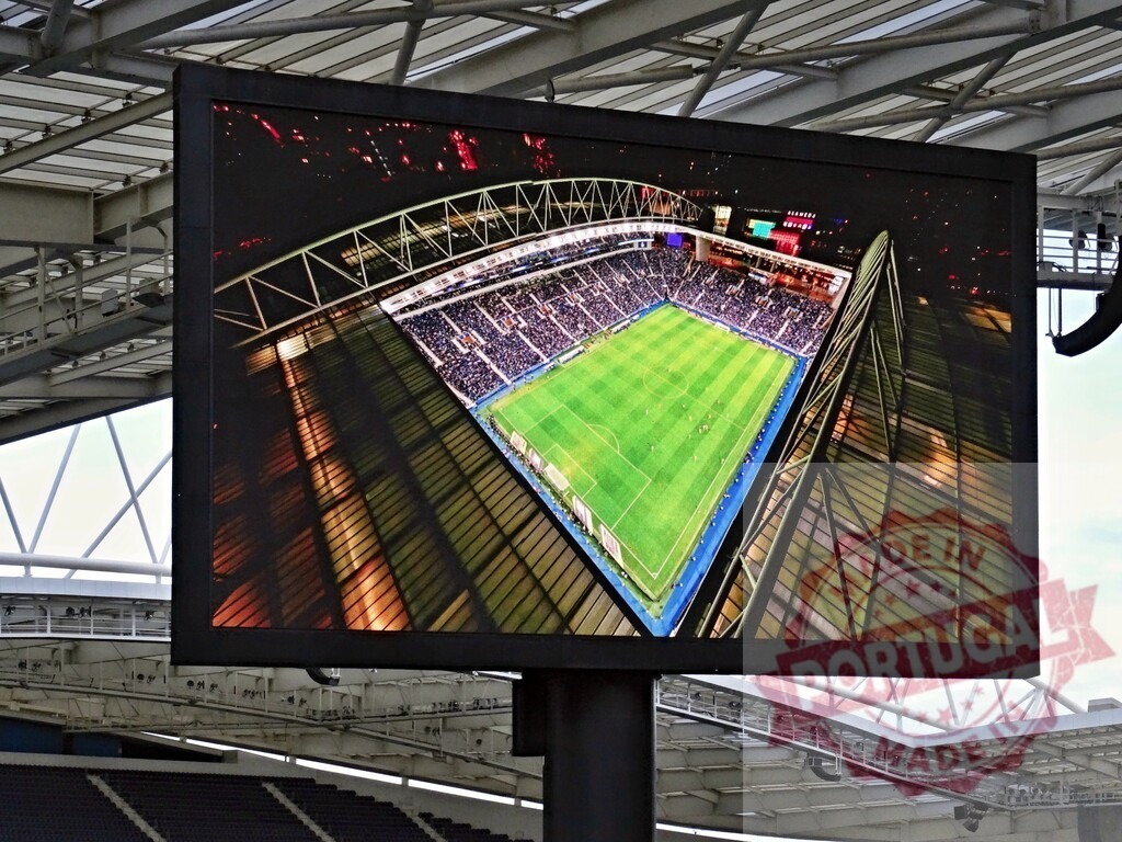 Stadium scoreboard showing football arena night match | Large digital screen displaying a live football game inside a modern sports stadium - Realisiert mit Pictrs.com