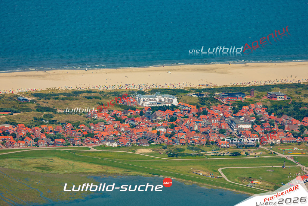 Bild der Stadt Juist - Die Luftaufnahme wurde 2025 vom UL-Flugzeug heraus erstellt ( keine Drohne ) - Hochauflösende Luftaufnahme - für professionelle Ausdrucke geeignet. Die Geschenkidee !Hier alle&nbsp;Infos zur Lizenzierung der LuftaufnahmeWir fliegen auch dieses Jahr wieder in Ihre Region um Luftbilder zu erstellen.- Luftbild anfragen