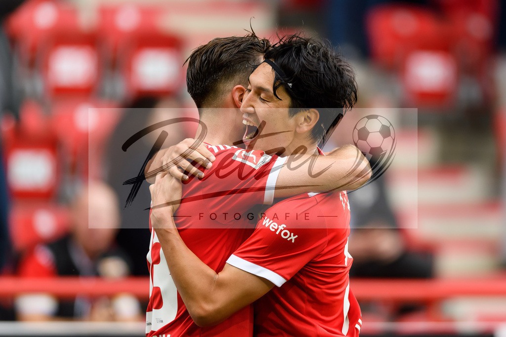 FCUBMG20210829_029 | Fussball, Herren: Niko Giesselmann (1.FC Union Berlin) Torjubel, jubelt nach seinem Treffer zum 1:0 mit Genki Haraguchi (1.FC Union Berlin) beim Spiel der 1. Bundesliga zwischen 1. FC Union Berlin und Borussia Moenchengladbach im Stadion An der Alten Foersterei am 29.08.2021 in Berlin, Deutschland. - Realisiert mit Pictrs.com