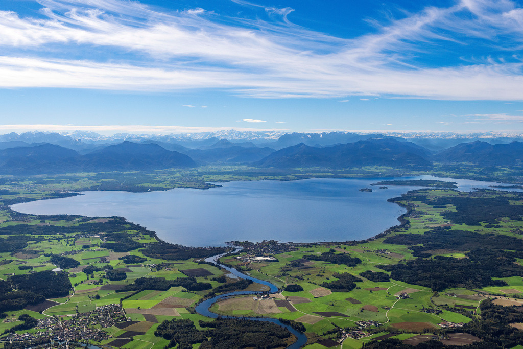 dr__0055352.jpg | SEEON-SEEBRUCK 07.10.2024 Uferbereiche am Seegebiet des Chiemsee in Seeon-Seebruck im Bundesland Bayern, Deutschland. // Riparian areas on the lake area of Chiemsee in Seeon-Seebruck in the state Bavaria, Germany. Foto: Daniel Reiter