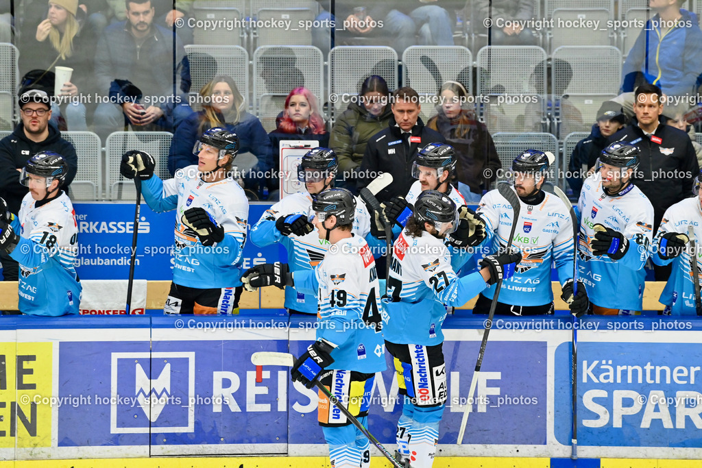 EC IDM WÄRMEPUMPEN VSV vs. Steinbach Black Wings Linz | Spielerbank Black Wings Linz, Headcoach Black Wings Linz PHILIPP LUKAS, #80 Julian Pusnik Black Wings Linz, #27 Shawn St-Amant Black Wings Linz, EC IDM WÄRMEPUMPEN VSV vs. Steinbach Black Wings Linz, EC IDM WÄRMEPUMPEN VSV vs. Steinbach Black Wings Linz am 28.11.2025 in Villach (Stadthalle Villach), Austria, (Photo by Bernd Stefan)