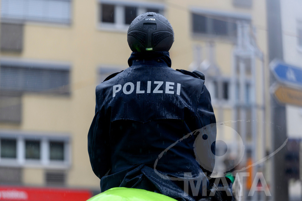 _DWA2204 | Trotz Nieselregen schlängelte sich der „Gaudiwurm“ am Sonntag durch die Nürnberger Innenstadt an tausenden Faschingsfans vorbei.  Nürnberg, 11.02.2024 - Realisiert mit Pictrs.com