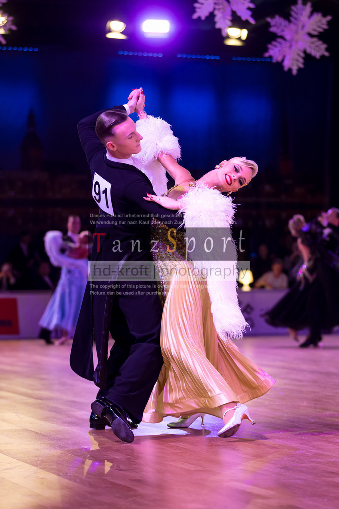 20241215_WDSF_Int_Open_Std-Riga-9011 | Tanzsportbilder, Standardtanz, Lateintanz, WDSF, DTV, LTVB, dancecomp, goc, hessen tanzt, blaues band der spree, walzer, tango, wiener walzer, slowfox, quickstepp, samba, rumba, cha-cha-cha, paso doble. jive, hd-kroft photography, turniertanzsport