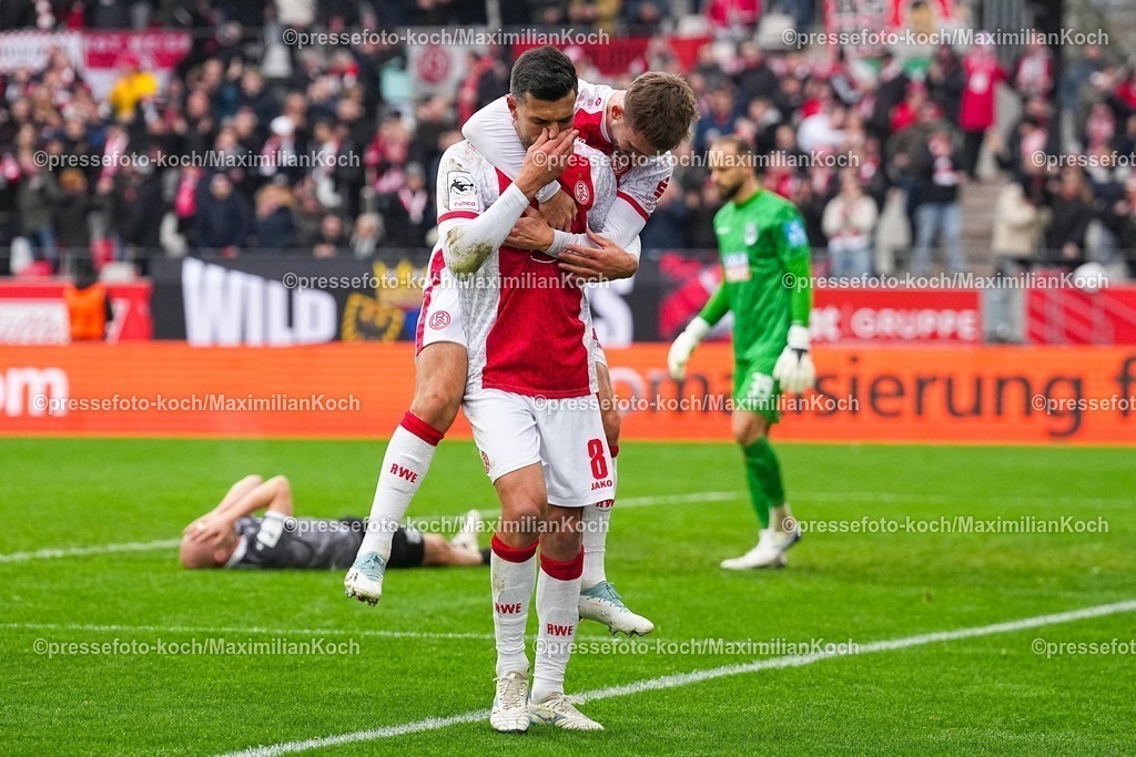 xYDRx20122501041 | 20.12.2025, xydrx, Fußball, 3.Liga, Rot-Weiss Essen - SSV Ulm 1846, Saison 2025 2026, Stadion an der Hafenstraße: Torjubel nach dem Tor zum 2:0 für Rot-Weiss Essen durch Torschütze Klaus Gjasula (Rot-Weiss Essen #8) zusammen mit Torben Muesel (Rot-Weiss Essen #26)    DFB regulations prohibit any use of photographs as image sequences and or quasi-video.Photo: xYannisxDreimannxPressefotoKochx