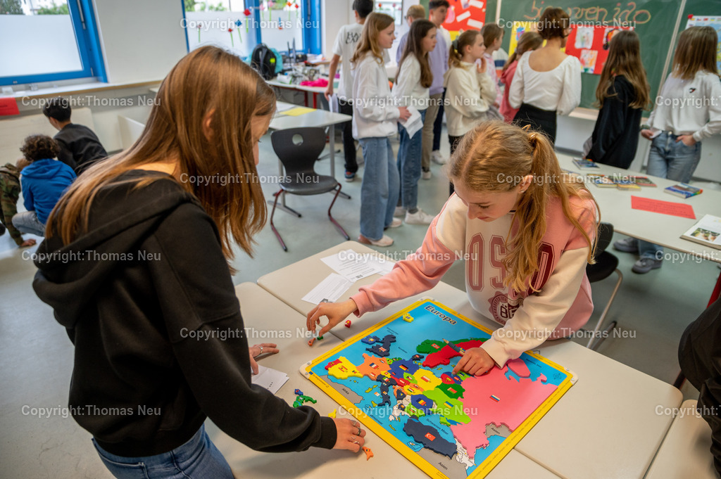 DSC_2848 | bbe, 12.05.2023, Goethe-Gymnasium: "Interrail-Tour" in der Schule zur Feier Europas. In verschiedenen Räumen im Westgebäude waren  länderspezifische Aktionen, , wer kann die Länder richtig zusammenfügen... das war die Aufgabe im Saal W4 ,  die Seebergschule hatte den saal gestaltet,  ,, Bild: Thomas Neu
