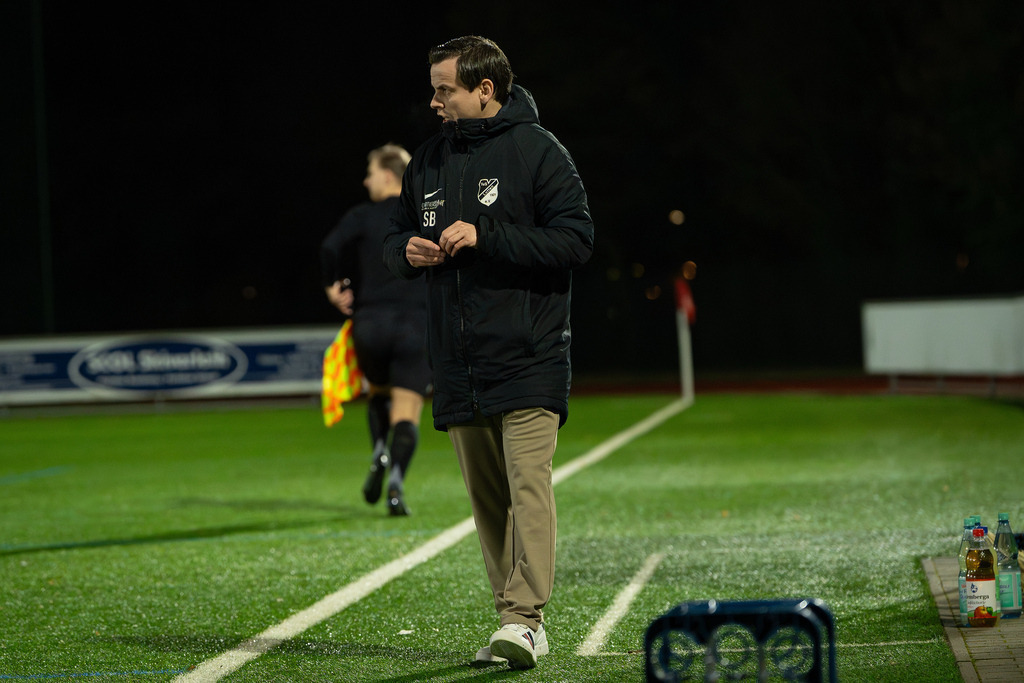 Fußball I Herren I Saison 2025-2026 I Freundschaftsspiel I TSV Grossenkneten - TuS Lutten I 0989 | Steffen Boning (Trainer, TuS Lutten) - Realisiert mit Pictrs.com