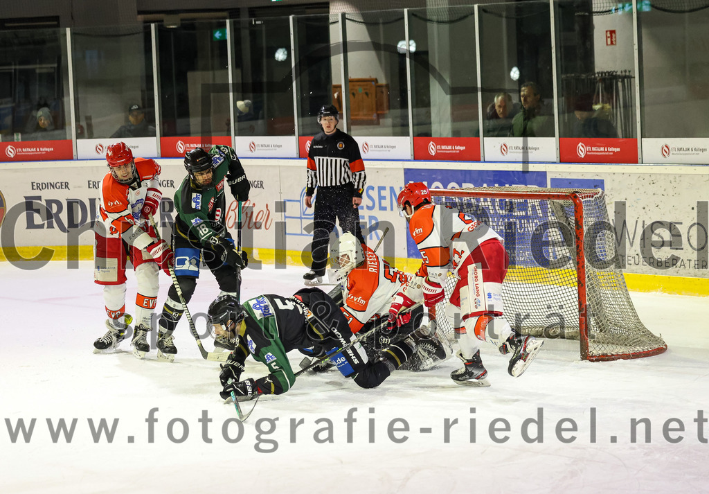 2022-12-02_118_TSV_Erding_gegen_EV_Pegnitz | Erding, Deutschland, 02.12.2022:
Eishockey, Bayernliga 2022 / 2023, 17. Spieltag, TSV Erding gegen EV Pegnitz, Endergebnis: 9:3

Jonas Voigt (EV Pegnitz, #6), Daniel Krzizok (Erding Gladiators, #18), Florian Zimmermann (Erding Gladiators, #5), Torwart Filip Rieger (EV Pegnitz, #51), Leopold Trautmann (EV Pegnitz, #25)

Foto: Christian Riedel / fotografie-riedel.net