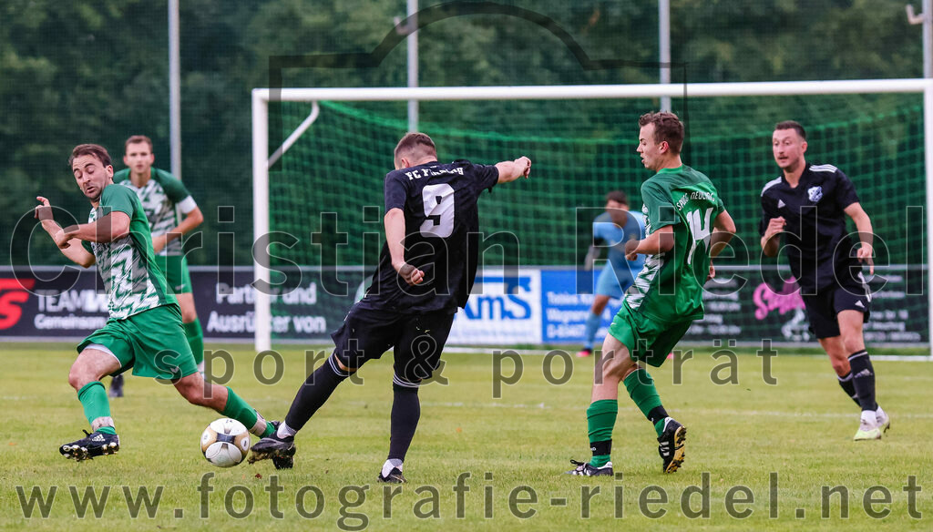 2023-07-25_048_SpVgg_Neuching_gegen_FC_Finsing | Neuching, Deutschland, 25.07.2023:
Fußball, A-Klasse 2023 / 2024, Toto Pokal, SpVgg Neuching gegen FC Finsing, Endergebnis: 2:4

Andre Huber (FC Finsing, #9), Manuel Fellermair (SpVgg Neuching, #14), Kilian Schmitt (FC Finsing, #8)

Foto: Christian Riedel / fotografie-riedel.net