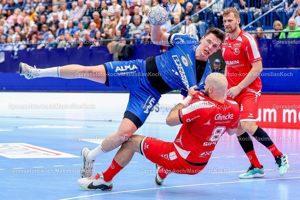 xSSCx04042601025 | 04.04.2026, xsscx, Handball, HBL, TBV Lemgo-Lippe - MT Melsungen, Saison 2025 / 2026 Herren, PHOENIX CONTACT arena: Frederik Simak (TBV Lemgo Lippe #8) im Zweikampf gegen Adrian Sipos (MT Melsungen #8) Photo: xSandraxScherningxPressefotoKochx