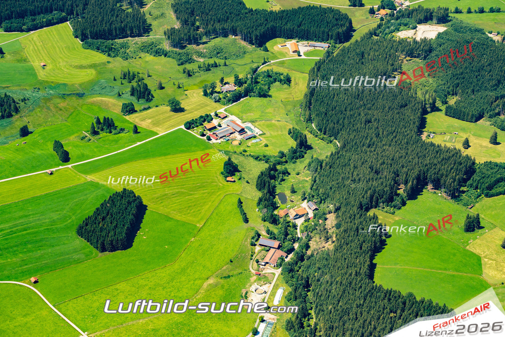 Aktuelles Luftbild von  Burggen - Die Luftaufnahme wurde 2022 mittels UL-Flugzeug erstellt ( keine Drohne ) - hochauflösende Kamera-Systeme von  Canon -Beste Qualität - Für grossformatige Ausdrucke geeignet. Die Geschenkidee !