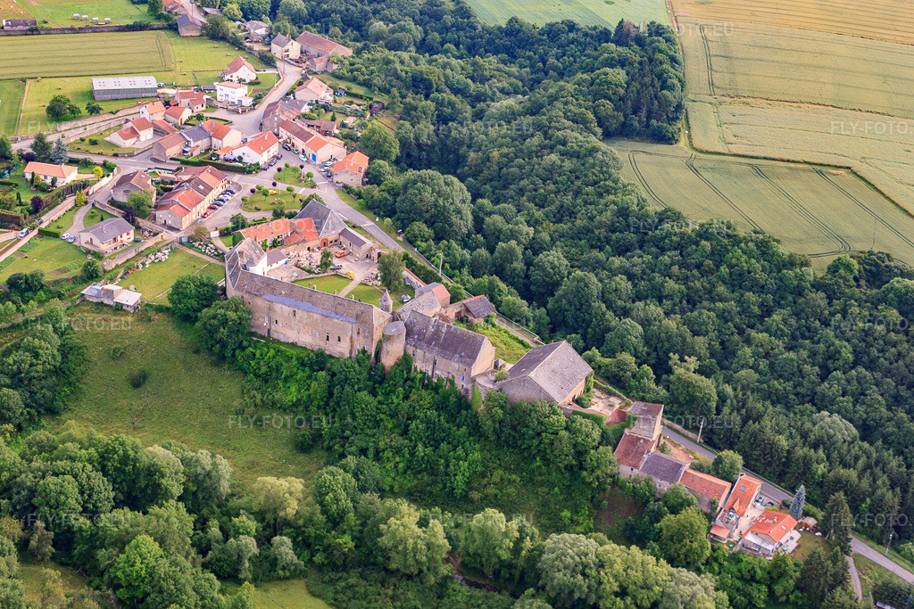 Vue aérienne: Château de Roussy le bourg à Roussy-le-Village dans le département Moselle, France – .Photo: IMG_50636.jpg prise le 24/06/2012 par Werner Riehm/FLY-FOTO.eu – Résolution de l'original: 4752 x 3168 px