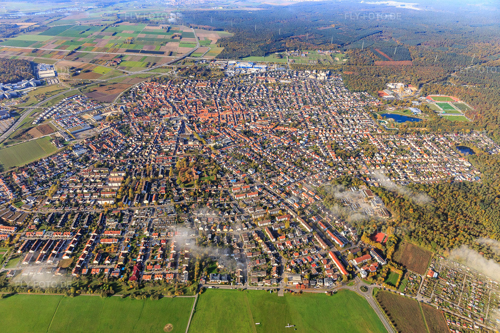 Luftbild: Stadtansicht aus Osten in Walldorf im Bundesland Baden-Württemberg in Deutschland. Foto: IMG_104129.jpg vom 31.10.2017 durch Werner Riehm/FLY-FOTO.de