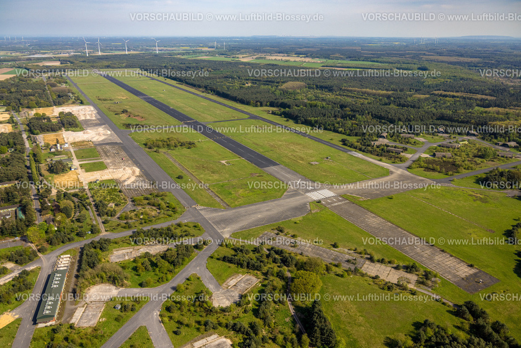 Niederkruechten240403249ehemaligerRAF-FlughafenBrueggen | Luftbild, ehemaliger Militärflughafen in Niederkrüchten-Elmpt,
Flugplatz an der deutsch-niederländischen Grenze, Elmpter Wald Waldgebiet, Kauf von Verdion Projektentwickler und Logistikspezialist, Elmpt, Niederkrüchten, Rheinland, Nordrhein-Westfalen, Deutschland