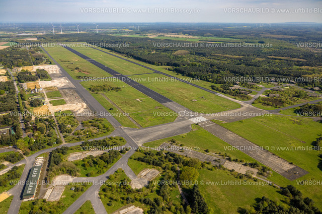 Niederkruechten240403249ehemaligerRAF-FlughafenBrueggen | Luftbild, ehemaliger Militärflughafen in Niederkrüchten-Elmpt,
Flugplatz an der deutsch-niederländischen Grenze, Elmpter Wald Waldgebiet, Kauf von Verdion Projektentwickler und Logistikspezialist, Elmpt, Niederkrüchten, Rheinland, Nordrhein-Westfalen, Deutschland