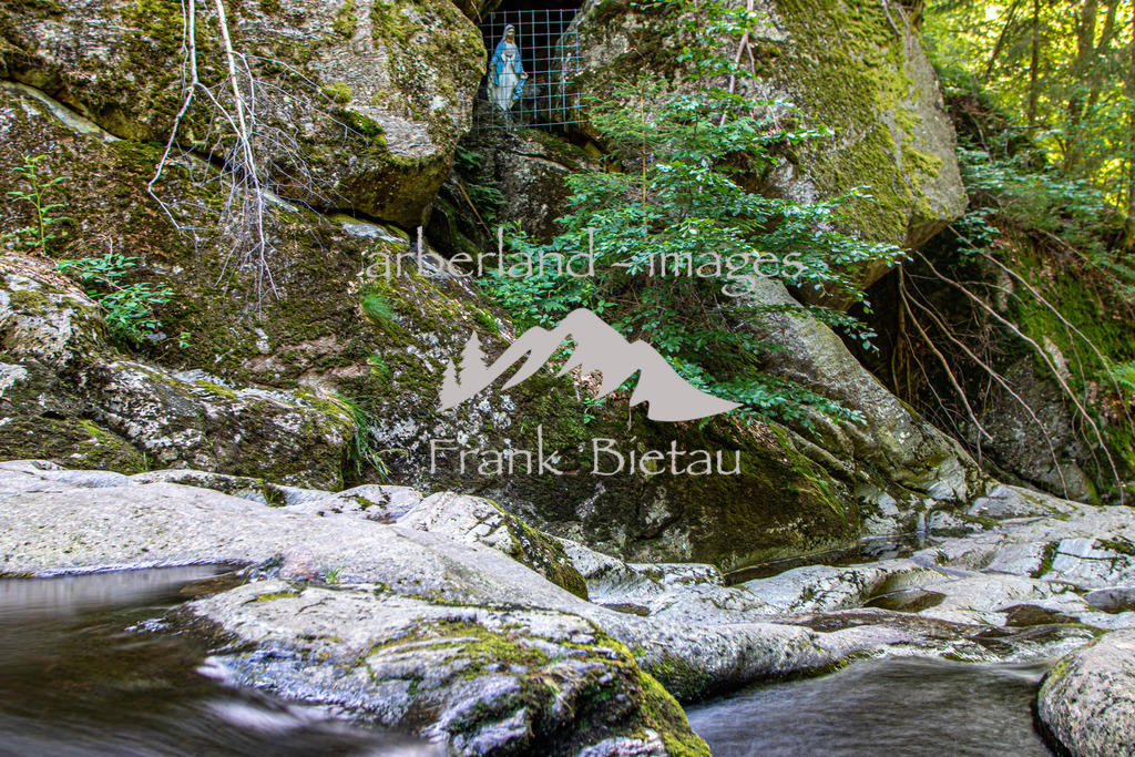 OE7A5247 | wildes Wasser und wilder Wald, mitten im Bayerischen Wald. Die Felsenschlucht wird oft auch als Naturjuwel bezeichnet und ist das Ziel vieler Wanderer.