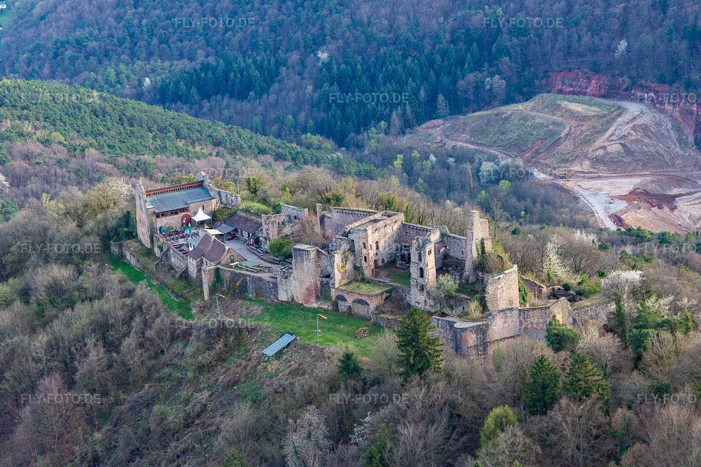 Luftbild: Madenburg bei Eschbach in Eschbach im Bundesland Rheinland-Pfalz in Deutschland.Foto: IMG_131164.jpg vom 12.04.2022 durch Werner Riehm/FLY-FOTO.deMadenburgMaschinen