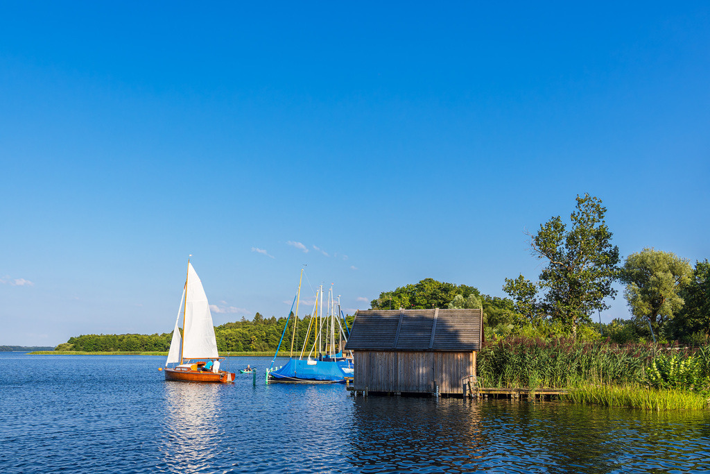 Seeblick mit Segelboote und Bootshaus in Seedorf am Schaalsee | Seeblick mit Segelboote und Bootshaus in Seedorf am Schaalsee.