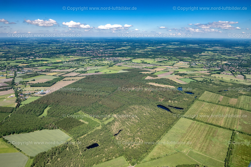 Lentföhrden_ELS_7623030622 | LENTFöHRDEN 03.06.2022 Ortsansicht der Straßen und Häuser der Wohngebiete in Lentföhrden im Bundesland Schleswig-Holstein, Deutschland. // Town View of the streets and houses of the residential areas in Lentfoehrden in the state Schleswig-Holstein, Germany. Foto: Martin Elsen