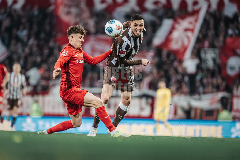 Fußball | Männer | Saison 2025/2026  | Fußball-Bundesliga | 27. Spieltag | FC St. Pauli vs. SC Freiburg | 22.04.2026 | v.l. Philipp Treu (#29, SC Freiburg) gegen Mathias Pereira Lage (#28, FC St. Pauli)