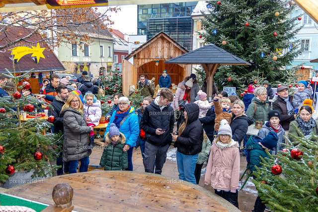 Nikolaus verteilt Geschenke | Bildershop von pixelworld.at - Realisiert mit Pictrs.com