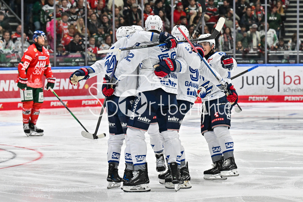 Augsburger Panther - Adler Mannheim | Jubel der Adler nach dem Treffer zum 2-2 durch Nicolas MATTINEN (Adler Mannheim 52) / Tor / Torschuetze / Freude / Happy / DEL: Augsburger Panther - Adler Mannheim; Curt Frenzel Stadion am 14.09.2025