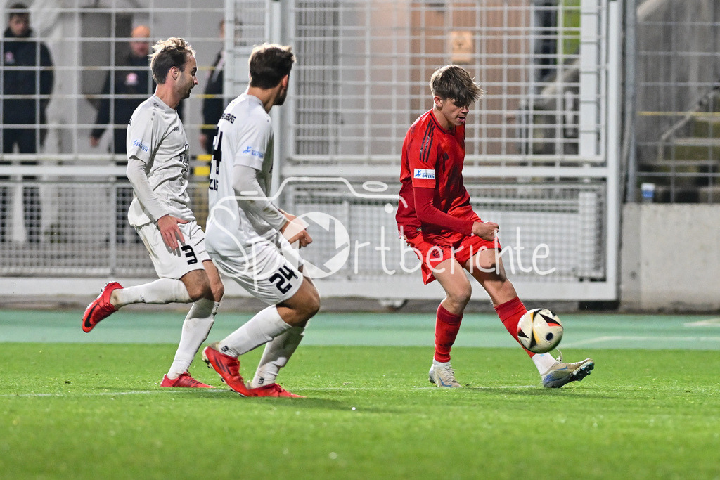 FC Bayern Amateure - TSV Schwaben Augsburg | v. l. Nicola Della SCHIAVA (TSV #3), Elias Rudolf HERZIG (TSV #24) und Guido DELLA ROVERE (FC Bayern München II #11) / Zweikampf / Ball / Regionalliga Bayern: FC Bayern Muenchen II - TSV Schwaben Augsburg, Gruenwalder Stadion am am 25.10.2024