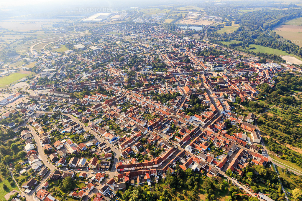 Luftbild: Ortsansicht aus Norden in Philippsburg im Bundesland Baden-Württemberg in Deutschland. Foto: IMG_117253.jpg vom 25.08.2019 durch Werner Riehm/FLY-FOTO.de