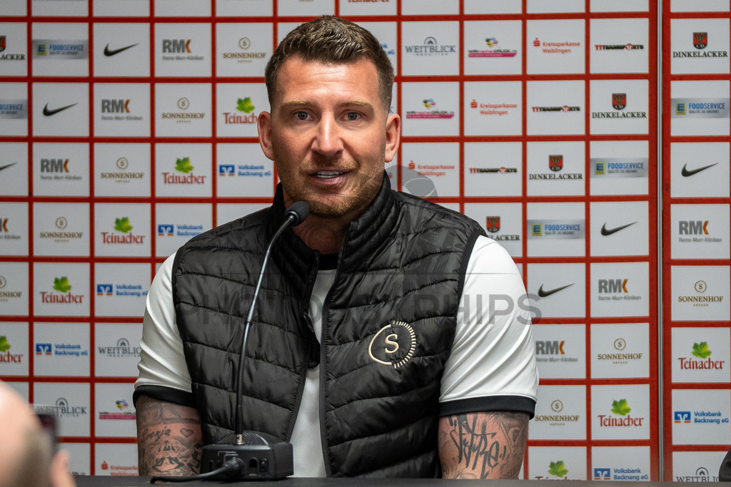 SG Sonnenhof Großaspach vs. SGV Freiberg, Fussball, Regionalliga Suedwest, 30. Spieltag, 22.04.2026 | Pascal Reinhardt (Trainer SG Sonnenhof Großaspach) bei der Pressekonferenz,SG Sonnenhof Großaspach vs. SGV Freiberg, Fussball, Regionalliga Suedwest, 30. Spieltag, 22.04.2026