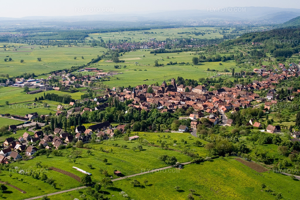 Aerial view: View of the town in Neuwiller-lès-Saverne in the state Bas-Rhin, France.Photo: IMG_10875.jpg taken on 05/12/2008 by Werner Riehm/FLY-FOTO.comResolution of the original: 3300 x 2200 px