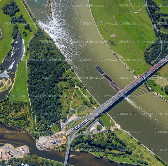 Wesel240802246 | Luftbild, Lippenmündungsraum mit Baustelle Brückenneubau, Rheinbrücke Wesel und Fluss Rhein mit Binnenschifffahrt, Büdericher Insel, Wesel, Ruhrgebiet, Niederrhein, Nordrhein-Westfalen, Deutschland