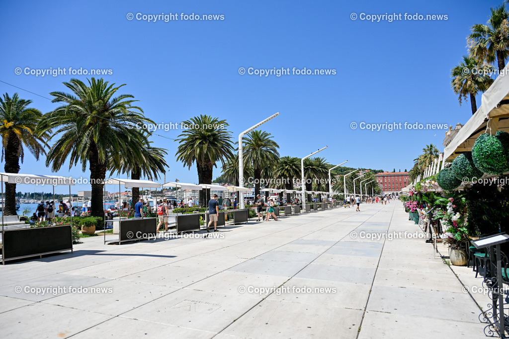 Kroatien_ Split_ 21.07.2025-111 | 21.07.2025, Kroatien, HRV, Split, im Bild Themenbild, Stadtansichten, Promenade, spazieren, Palmen, Gastronomie, Restaurant, Cafe, Touristen, Tourismus, Feature, SymbolbildSplit zweitgroesste Stadt Kroatiens. Die Stadt ist Verwaltungssitz der Gespanschaft Split-Dalmatien 