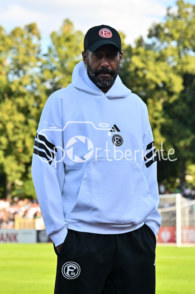 1. FC Schweinfurt 05 - Fortuna Düsseldorf | im Bild Daniel THIOUNE Trainer Fortuna Düsseldrof / Einzelfoto / Freisteller / DFB-Pokal: 1. FC Schweinfurt 05 - Fortuna Düsseldorf; Riedel-Bau Arena am 18.08.2025