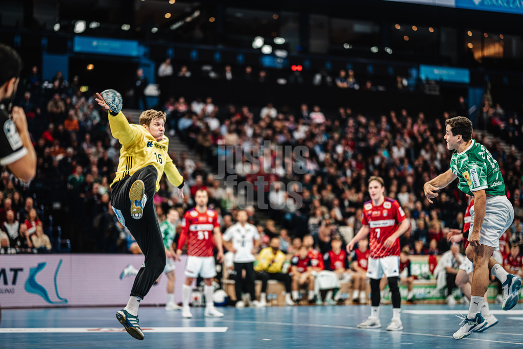 Handball | Männer | Saison 2024/2025 | DAIKIN Handball-Bundesliga | 10. Spieltag || Handball Sport Verein Hamburg vs. Füchse Berlin | 18.11.2024 | v.l. Robin Haug (#16, Handball Sport Verein Hamburg) hält den Wurf von Tim Freihöfer (#20, Füchse Berlin)