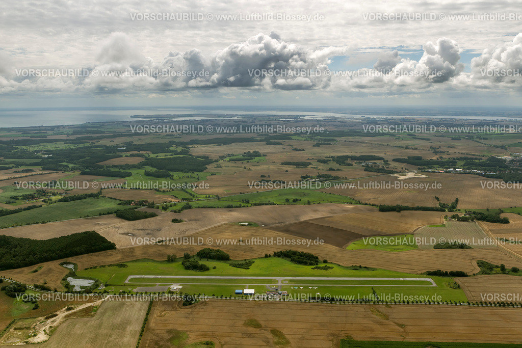 Ruegen12081937Guettin | Luftbild, Wolken, Inselflughafen, Verkehrslandeplatz Güttin, Landebahn,  Dreschvitz, Insel Rügen, Mecklenburg-Vorpommern, Deutschland, Europa