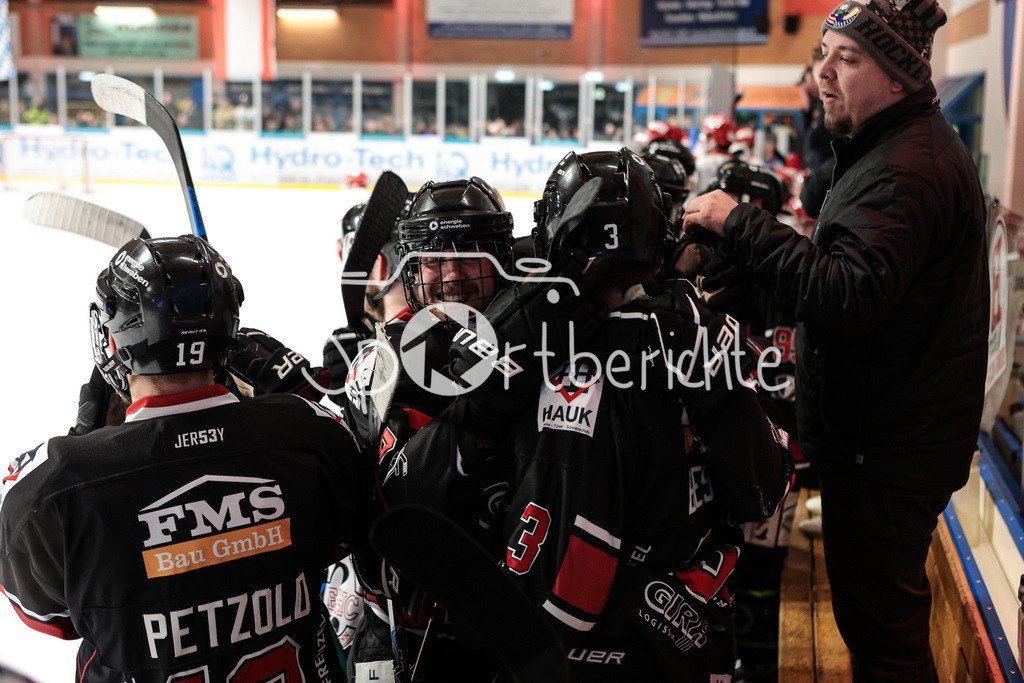 EHC Königsbrunn - TEV Miesbach | Grenzenloer Jubel beim EHC Koenigsbrunn nach dem Gewinn der Bayerliga Meisterschaft im Spiel 3 der Playoffserie gegen den TEV Miesbach / Jubel / Freude / Siegerfoto