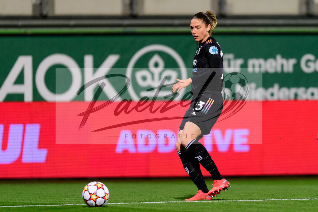 WOBJUV20211118_115 | Fussball, Frauen: Cecilia Salvai (Juventus FC) in Aktion, am Ball, Einzelaktion bei dem Spiel der UEFA Women´s Champions League zwischen VfL Wolfsburg und Juventus Turin im AOK-Stadion am 18.11.2021 in Wolfsburg, Deutschland. - Realisiert mit Pictrs.com