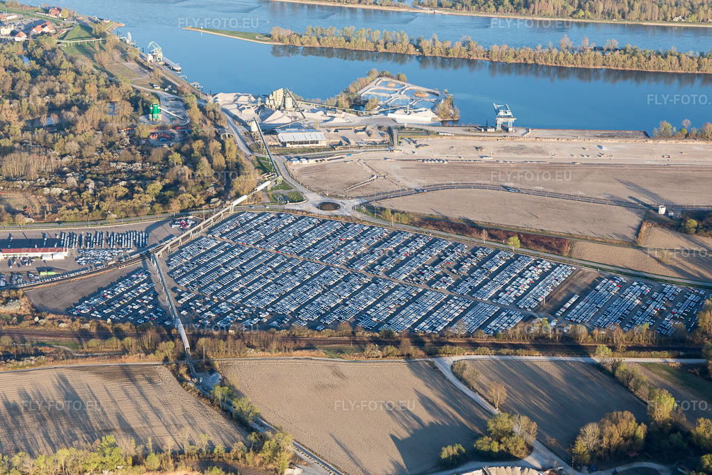 Vue aérienne: ARCHICUB - Aire de stationnement pour l'importation de camions et de voitures par Walon à Lauterbourg dans le département Bas Rhin, France.Photo: IMG_097866.jpg prise le 27/03/2017 par Werner Riehm/FLY-FOTO.euRésolution de l'original: 5472 x 3648 pxSolutions logistiques pour l'industrie: