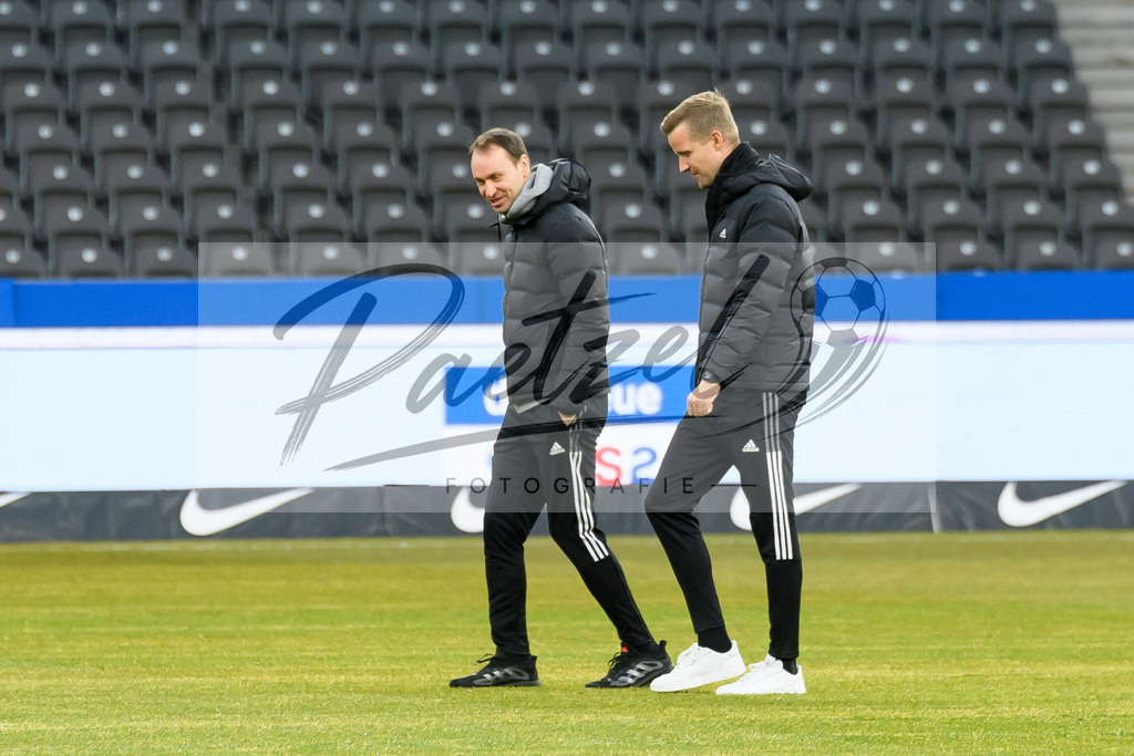BSCFCB20220123_147 | Fussball, Herren: Schiedsrichter Bastian Dankert spricht mit Vierter Offizieller Arne Aarnik bei dem Spiel der 1. Bundesliga zwischen Hertha BSC und FC Bayern Muenchen im Olypiastadion am 23.01.2022 in Berlin, Deutschland.DFB / DFL REGULATIONS PROHIBIT ANY USE OF PHOTOGRAPHS AS IMAGE SEQUENCES AND/OR QUASI-VIDEO. - Realisiert mit Pictrs.com