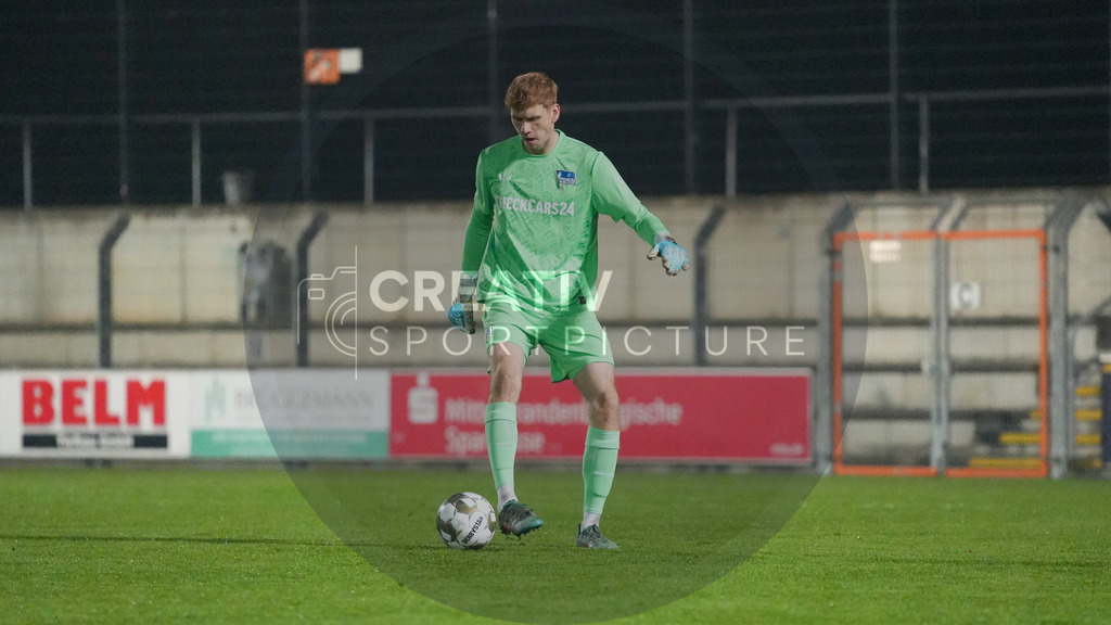 Fußball, Herren, Saison 2025/2026, Regionalliga Nordost, 15. Spieltag, FSV 63 Luckenwalde vs. Hertha BSC II, Freitag 07.11.2025, Werner-Seelenbinder-Stadion Luckenwalde, | Fußball, Herren, Saison 2025/2026, Regionalliga Nordost, 15. Spieltag, FSV 63 Luckenwalde vs. Hertha BSC II, Freitag 07.11.2025, Werner-Seelenbinder-Stadion Luckenwalde, Im Bild: Maximilian Mohwinkel (Hertha) - Realisiert mit Pictrs.com