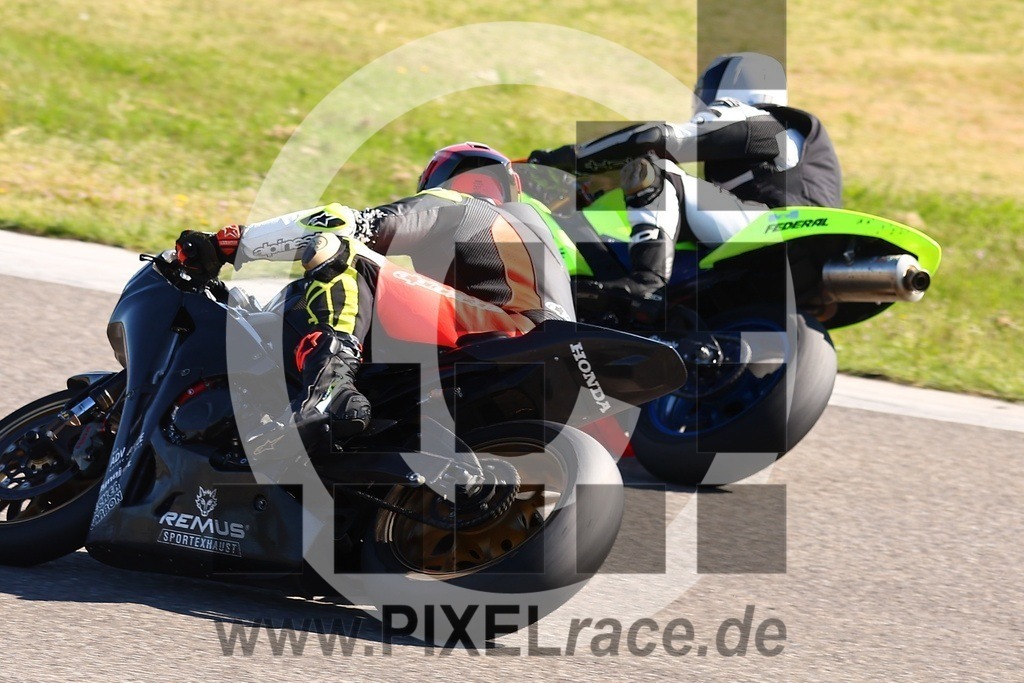 0010-20260423_00402 | Schöne Erinnerungen an spannende Momente - das festzuhalten ist unser Job. PIXELrace.de ist seit 2003 auf den Rennstrecken Europas unterwegs um die Action draußen beim Fahren und die wunderbare Stimmung imm Fahrerlager für euch einzufangen.