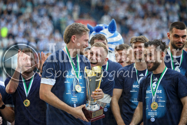 23.05.2026, GER, Fussball, Herren, Niederrheinpokal Finale, Saison 2025/2026, SC St. Tönis - MSV Duisburg | Aljaz Casar (MSV Duisburg) hält den Niederrhein Pokal