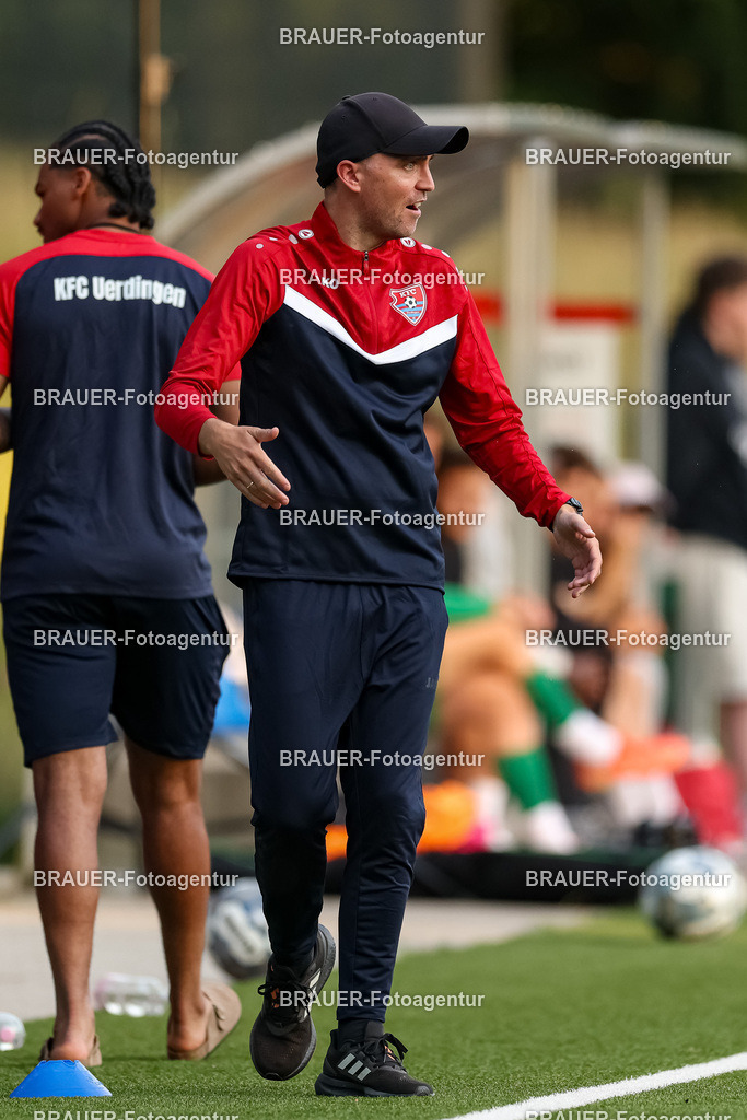 1_KFCWAT_20250723_0688.JPG -  - KFC Uerdingen - SG Wattenscheid 09 - Testspiel | Krefeld, Deutschland, 23.07.25: Trainer Julian Stöhr (KFC Uerdingen) gestikuliert, Gestik waehrend des Testspiel Spiels zwischen KFC Uerdingen - SG Wattenscheid 09 in der Covestro Sportpark am 23. July 2025 in Krefeld, Deutschland. (Foto von Stefan Brauer/Brauer-Fotoagentur)