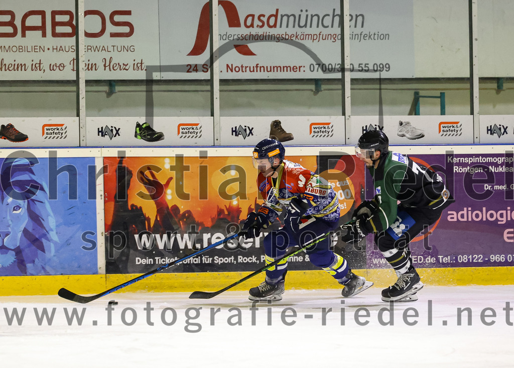 2022-12-09_044_TSV_Erding_gegen_EHC_Waldkraiburg | Erding, Deutschland, 09.12.2022:
Eishockey, Bayernliga 2022 / 2023, 19. Spieltag, TSV Erding gegen EHC Waldkraiburg, Endergebnis: 9:2

Philipp Michl (Erding Gladiators, #77)

Foto: Christian Riedel / fotografie-riedel.net