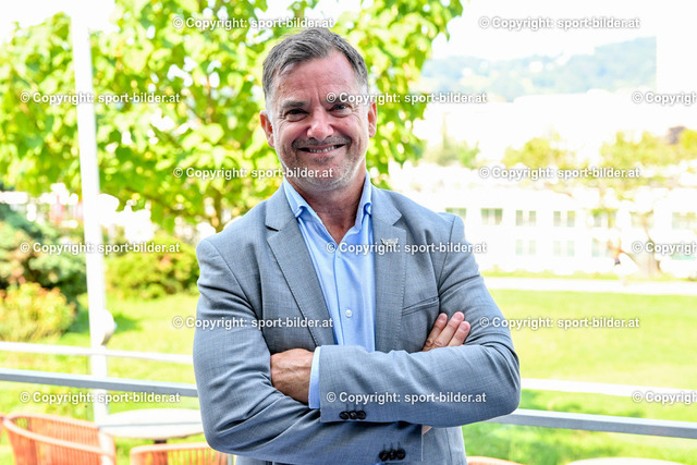 AUT, Pressekonferenz Eishockey Black Wings Linz, Praesentation Trikot und neue Sponsorpartner | 16.08.2023, Linz, AUT, Pressekonferenz Eishockey Black Wings Linz, Praesentation Trikot und neue Sponsorpartner, im Bild Peter Nader, Praesident EHC Black Wings Linz (BWL)



